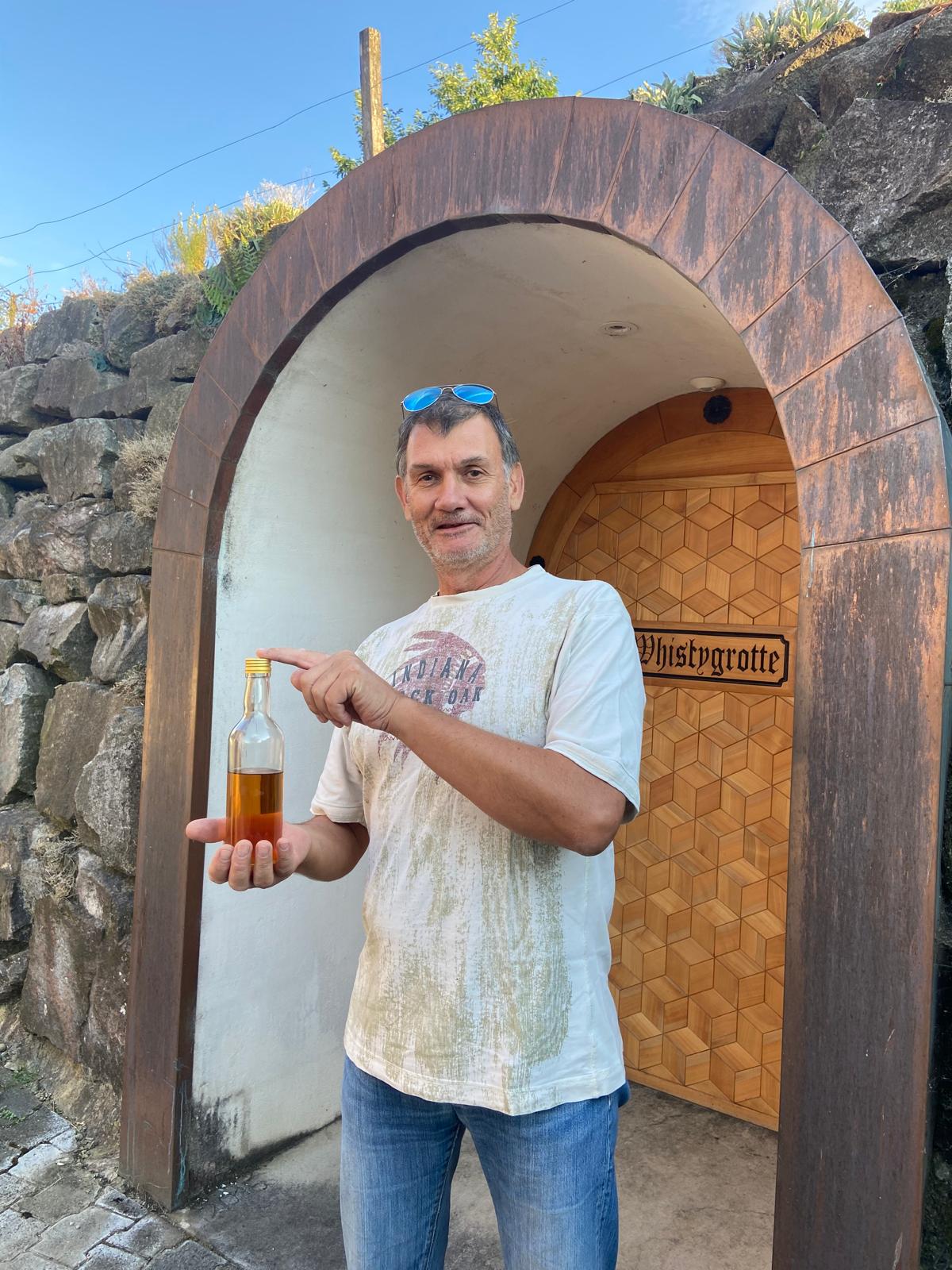 Christian Seiler vor der Whiskygrotte